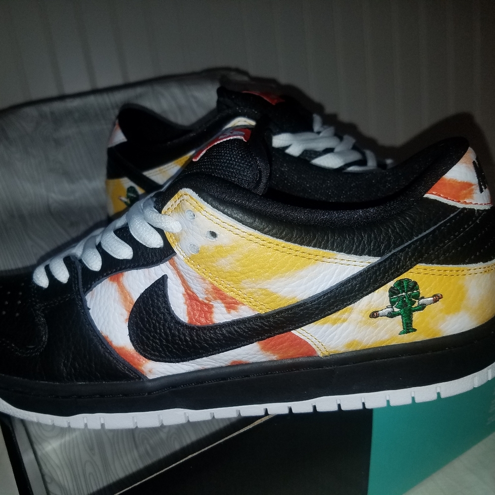 💥LimitedRelease💥 Nike SB Dunk Low Raygun Tie-Dye - Picture 2 of 8